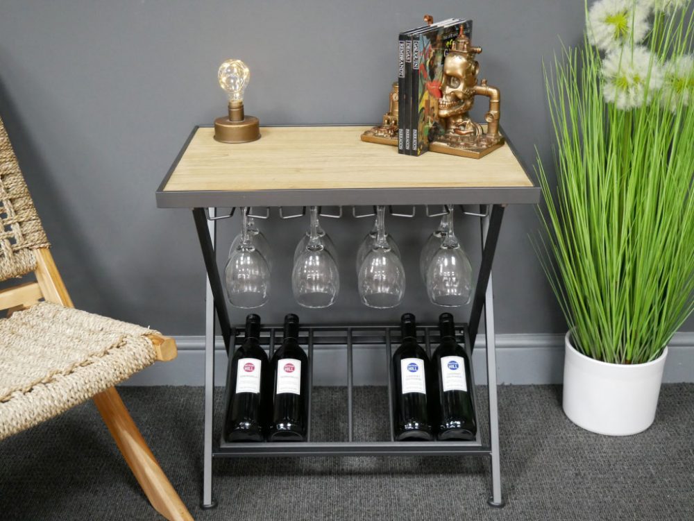 Petite table métal et bois en bar à vin
