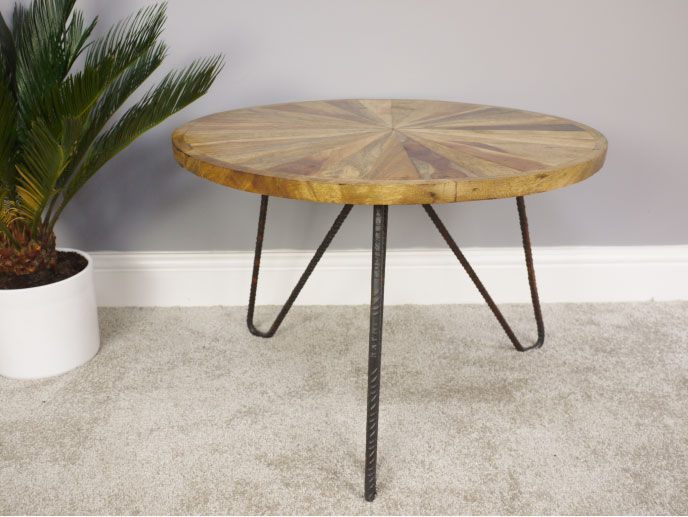 Table basse ronde avec un plateau en bois