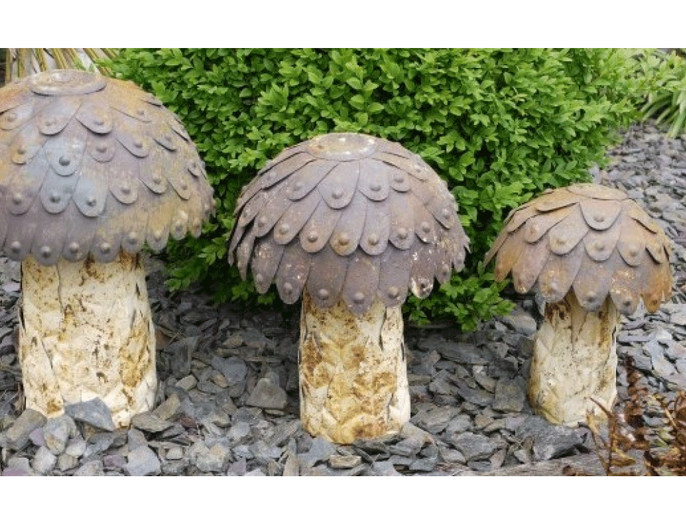 Trois champignons décoratifs en métal