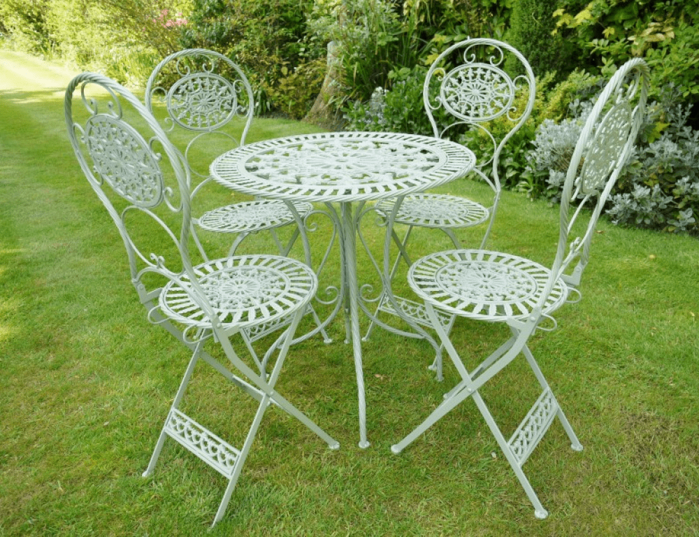 Salon de jardin avec quatre chaises