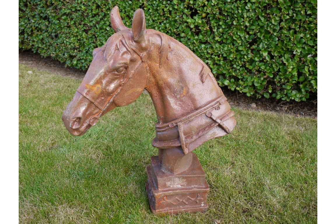 Belle sculpture d'une une tête de cheval