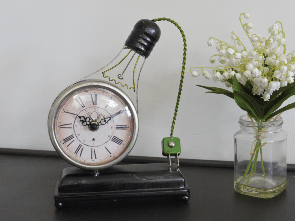 Horloge de table en forme d'ampoule
