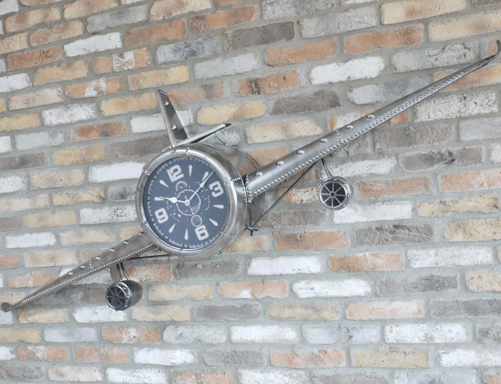 Horloge murale en métal en forme d'avion