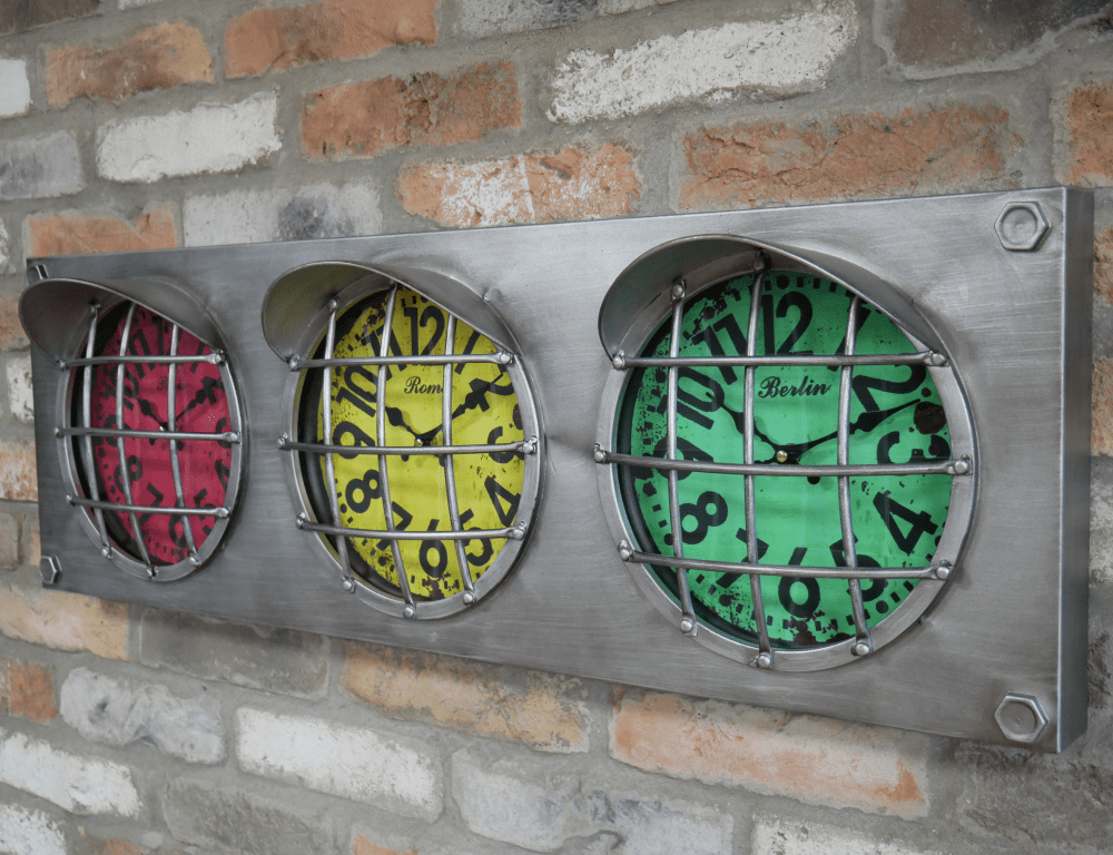 Horloge murale en métal à trois cadrans