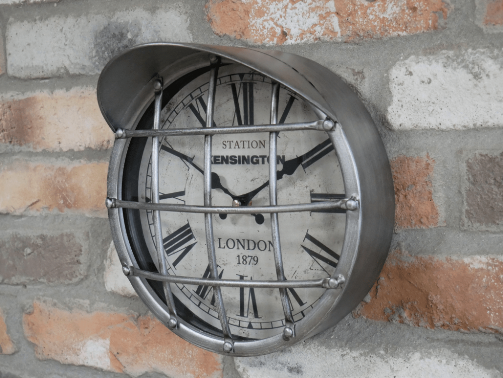 Horloge murale en métal en forme de phare