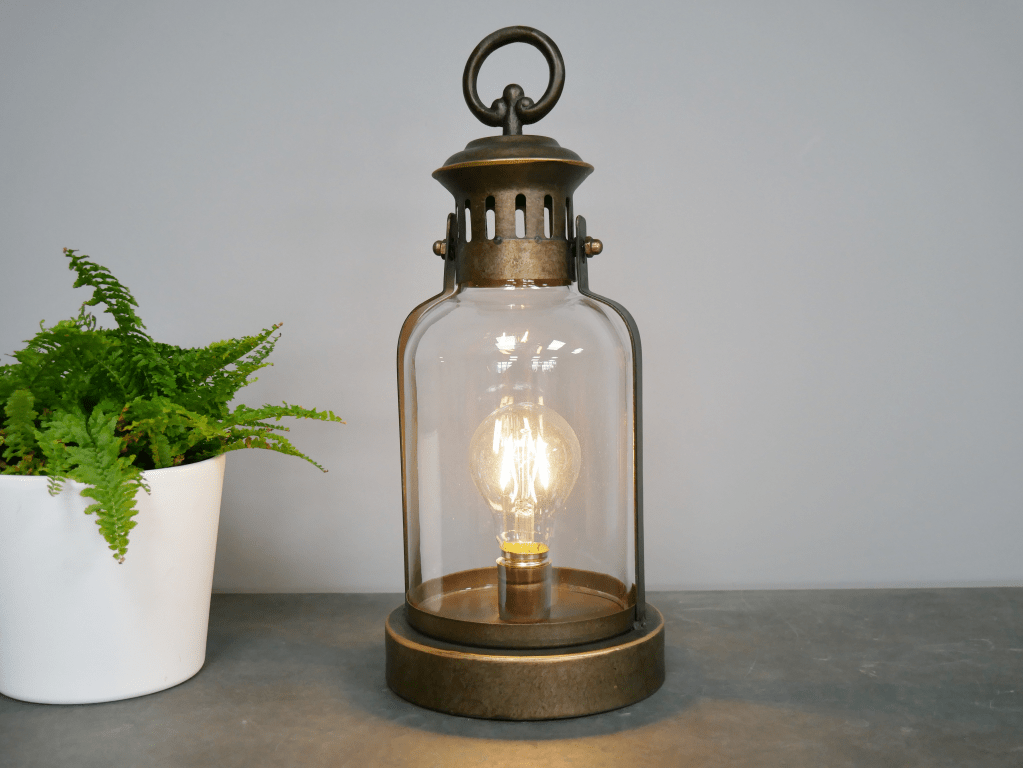 Lampe de table en forme d'une lanterne