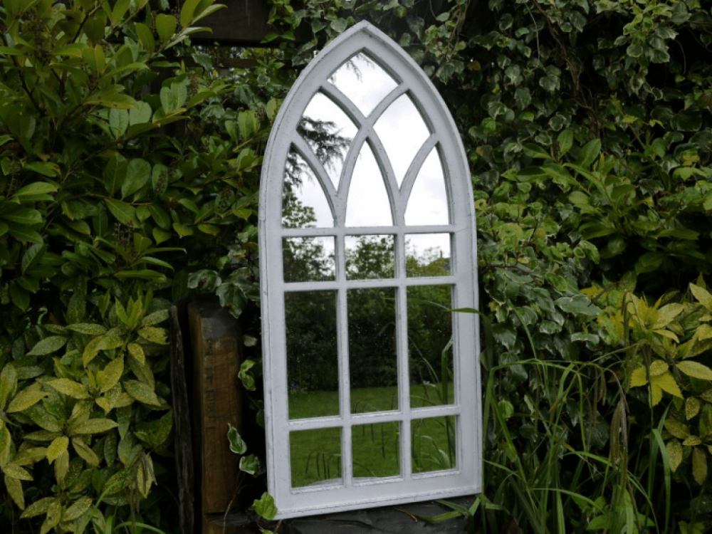 Miroir en forme d'une fenêtre gothique