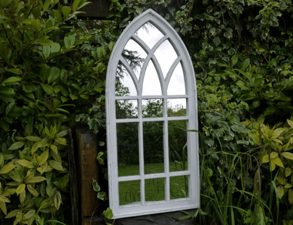 Miroir en forme d'une fenêtre gothique