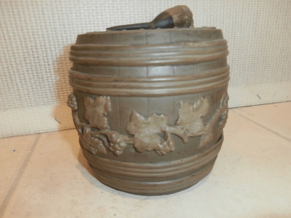Pot à tabac avec décor feuilles de vigne