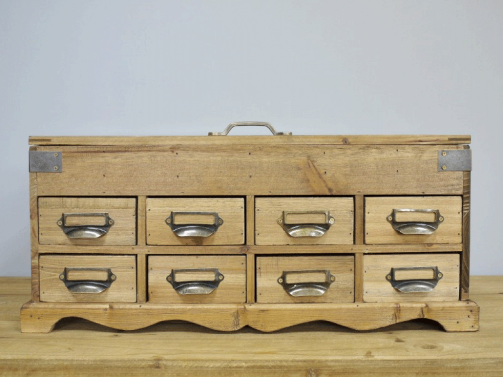 Petit meuble en bois avec huit tiroirs