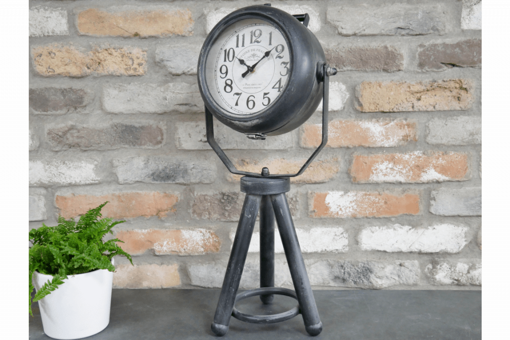 Horloge de table en métal sur trépied