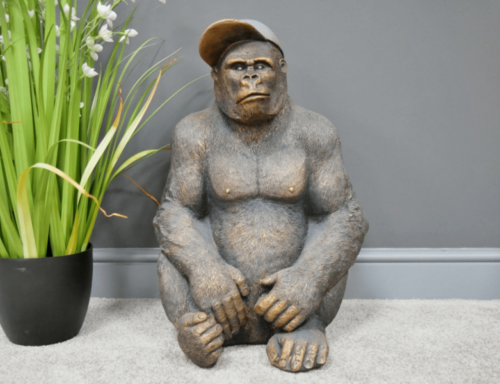 Statue d'un gorille avec une casquette