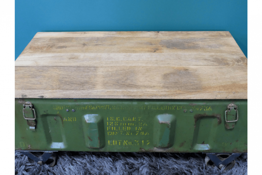 Table basse faite d'une caisse militaire recyclée