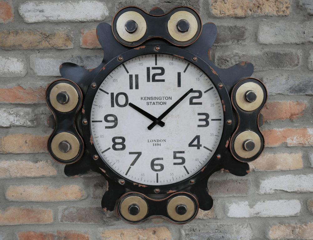 Horloge murale avec un cadre style pignon
