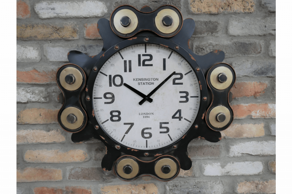 Horloge murale avec un cadre style pignon