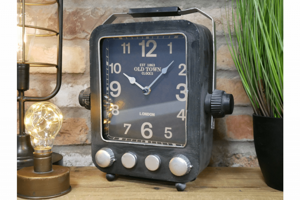 Horloge de table en forme d'une radio