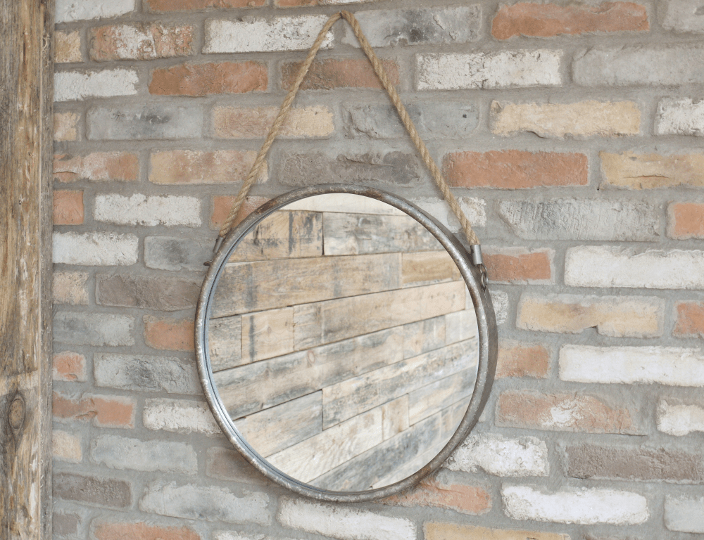 Miroir mural rond suspendu à une corde