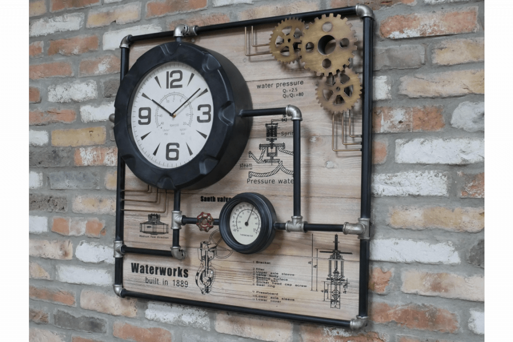 Horloge murale en métal fixée sur panneau
