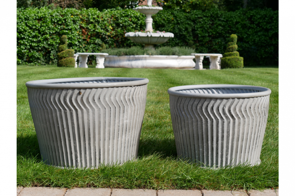 Deux bacs de jardin en métal galvanisé. Ces bacs de différents diamètres avec une finition vieillie style brocante peuvent être utilisés comme cache pot, jardinière ou juste en décoration pour votre extérieur ou intérieur.