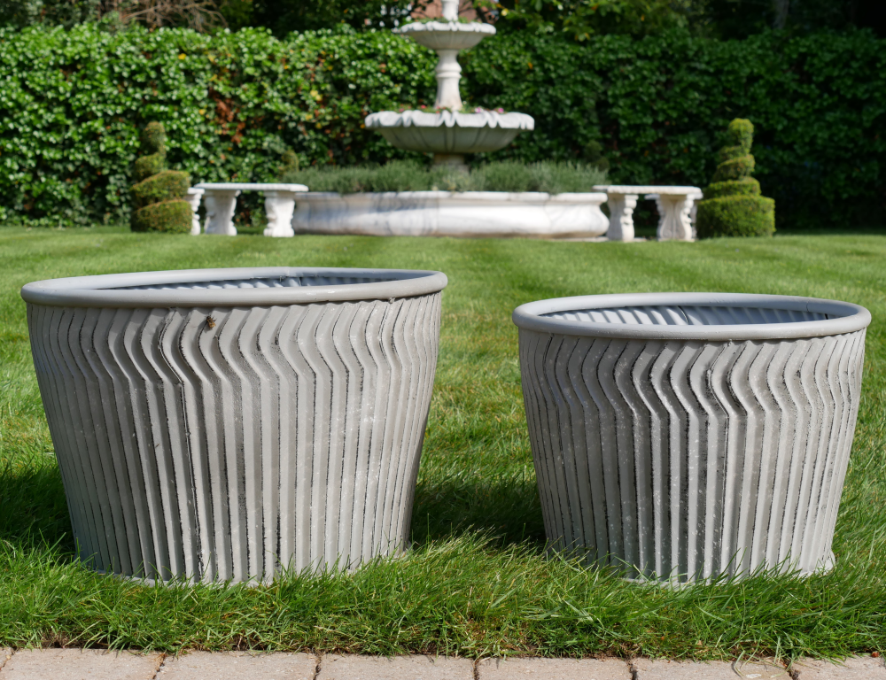 Deux bacs de jardin en métal galvanisé. Ces bacs de différents diamètres avec une finition vieillie style brocante peuvent être utilisés comme cache pot, jardinière ou juste en décoration pour votre extérieur ou intérieur.