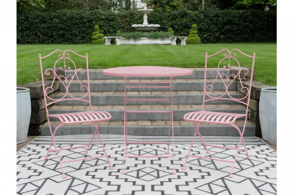 Salon de jardin en métal couleur rose dans un style ancien. Les trois pièces sont pliables pour un rangement facile et les chaises sont courbées pour une assise confortable. Un bel ensemble en métal pour décorer votre jardin ou votre terrasse.