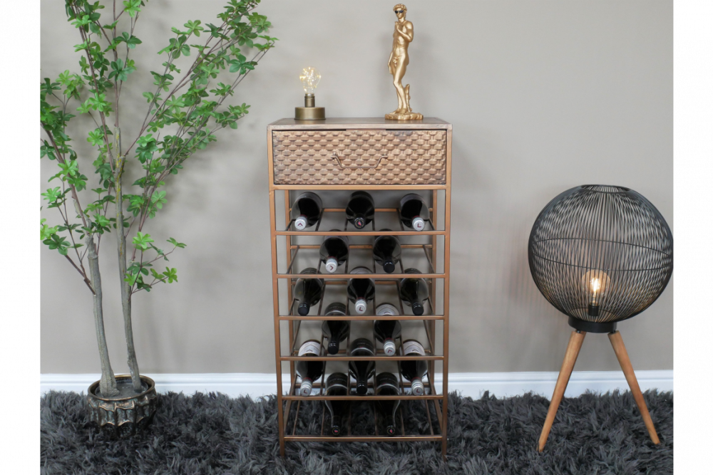 Bar à vin en métal avec un design sobre. Le métal a reçu une finition bronze vieillie et le tiroir est joliment décoré. Dans ce meuble vous pouvez ranger 30 bouteilles dans cinq étagères.