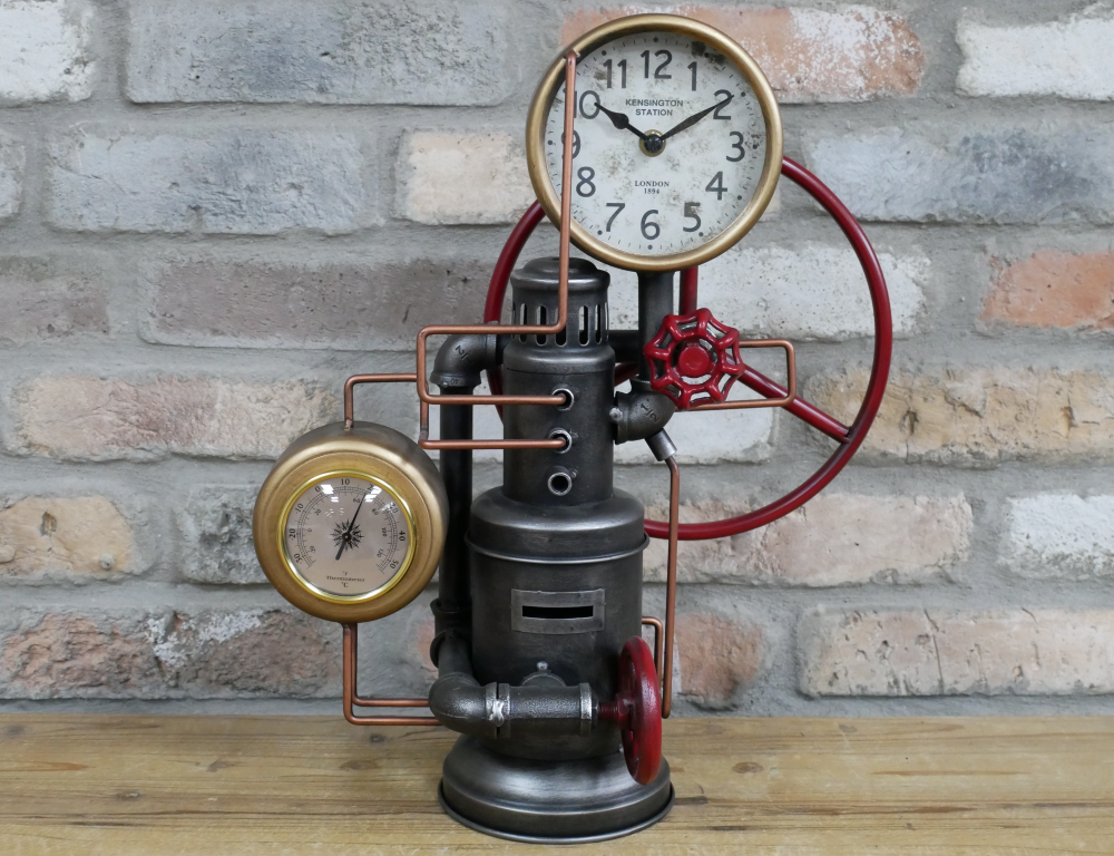 Horloge style industriel avec thermomètre et tirelire, entièrement en métal. Le choix des couleurs différentes, les tubes, les coudes et les poignées font de cette horloge un bel objet de décoration façon industriel, atelier.