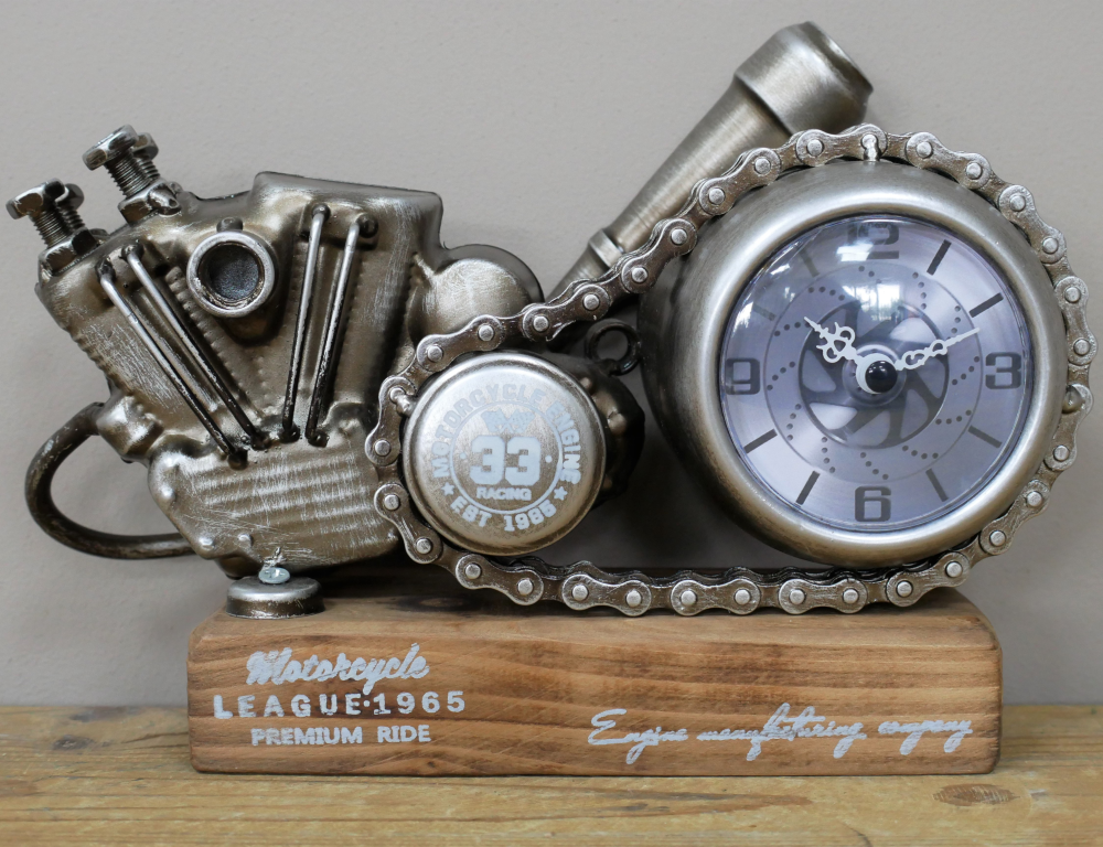 Petite horloge à poser dans l'esprit moto en bois et métal. Une horloge en forme d'un moteur, décorative et originale, idéale pour les amateurs de la mécanique et de la moto.