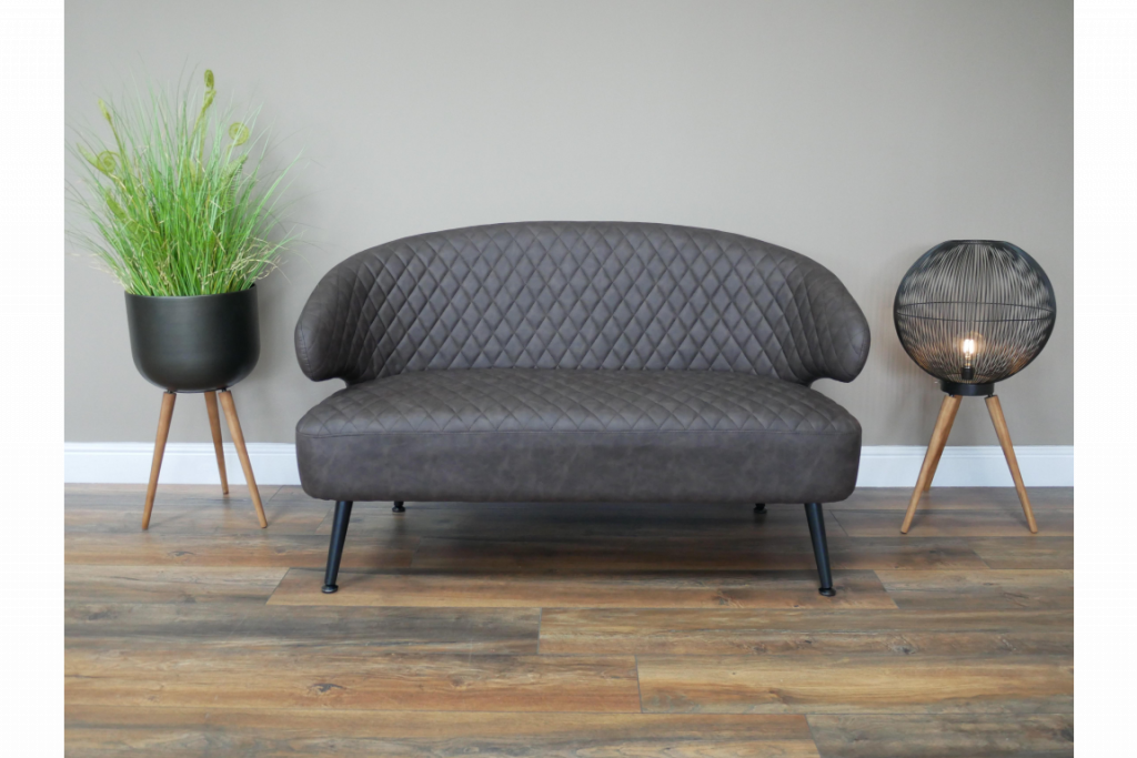 Banquette style vintage en simili cuir. Ce meuble dans le style retro, vintage est très confortable, décorative et son design sobre et fonctionnel vous permet de l’associer facilement avec d’autres styles de meubles. Vous trouverez sur ce site le fauteuil de la même collection.