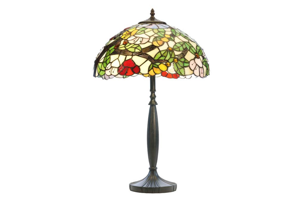 Lampe décor branches feuilles et fleurs. Pour cette lampe style Tiffany, le bord de chaque morceaux de verre est entouré d’une fine feuille de cuivre et soudé à l’étain pour l’assemblage de l’abat-jour.