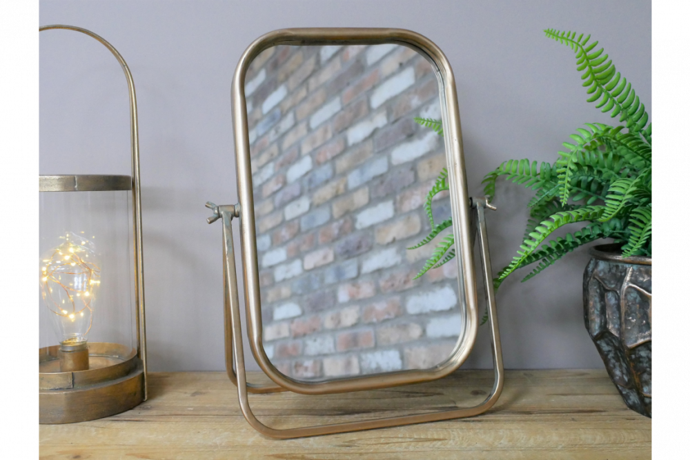 Petit miroir psyché fixé sur pivots en métal avec une finitions bronze. Le miroir est fixé sur pivots, ce qu’il vous permet de le positionner selon votre choix. La finition vieillie donne un aspect industriel, brocante.