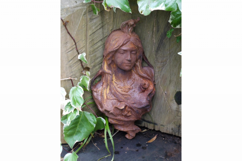 Buste de femme en fonte pour le jardin. Belle décoration murale pour l'extérieur dans un style Art Nouveau avec une finition vieillie pour donner un aspect ancien, brocante.