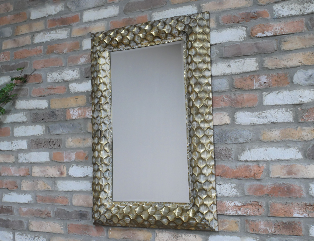 Miroir mural rectangle en métal doré finition vieillie pour un aspect ancien, brocante. Ce miroir joliment travaillé peut trouver sa place dans votre entrée, salon ou salle de bain.