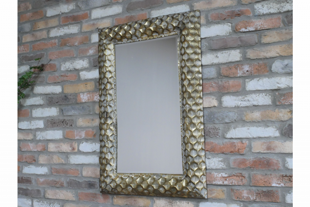 Miroir mural rectangle en métal doré finition vieillie pour un aspect ancien, brocante. Ce miroir joliment travaillé peut trouver sa place dans votre entrée, salon ou salle de bain.