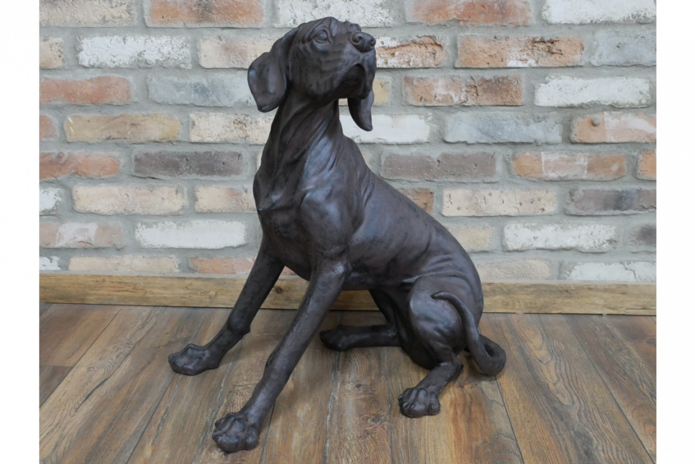 Grande statue d'un chien assis en résine. Cette belle statue très réaliste de part sa talle s'adaptera parfaitement à votre intérieur, quel que soit son style. Il peut trouver sa placé au milieu de votre salon ou dans une entrée. 
