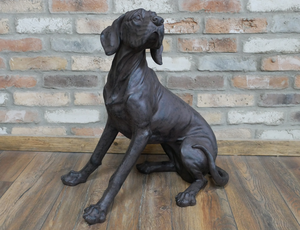 Grande statue d'un chien assis en résine. Cette belle statue très réaliste de part sa talle s'adaptera parfaitement à votre intérieur, quel que soit son style. Il peut trouver sa placé au milieu de votre salon ou dans une entrée. 