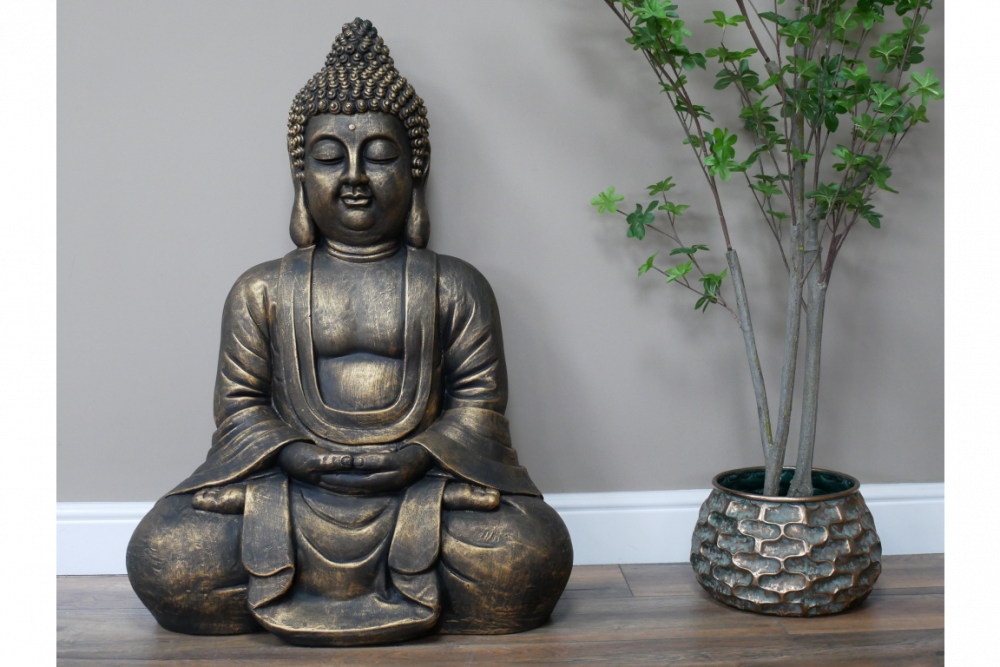 Statue d'un bouddha en position assise en résine. Cette grande statue très décorative avec une finition bronze vieillie est idéal pour créer une ambiance relaxante dans votre intérieur.