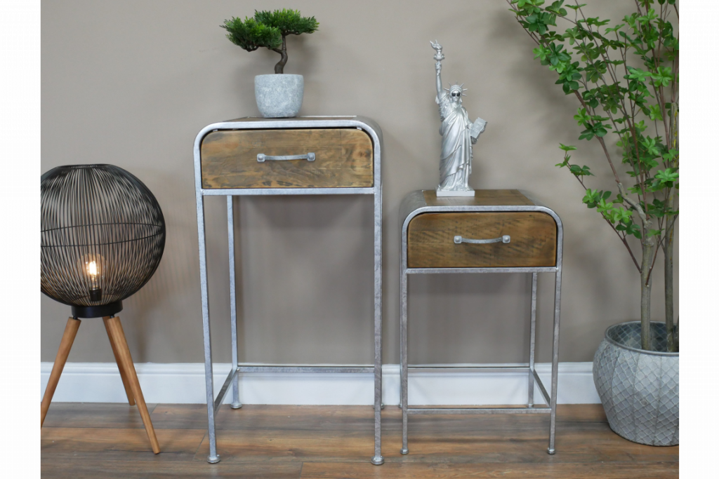 Set de deux tables en bois et métal finition zinc. Vous pouvez facilement placer la petite table sous la grande table pour avoir un meuble d'appoint avec deux tiroirs, ou pour vous faire gagner de la place. Vous trouverez sur ce site d’autres meubles dans le même design.