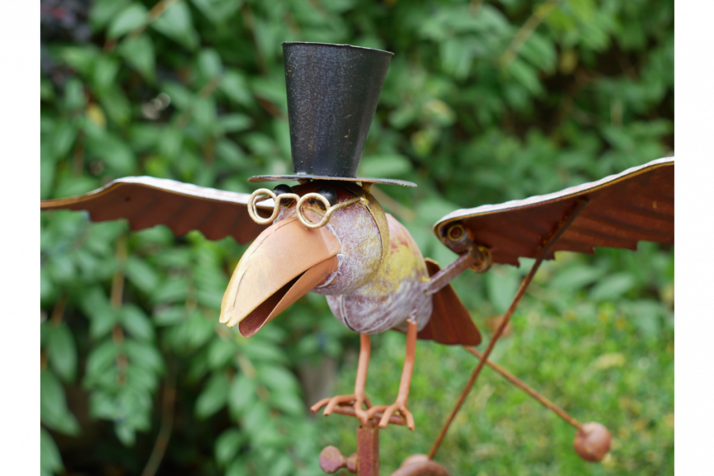 Mobile d'oiseaux avec chapeau et lunettes entièrement en métal. Belle décoration en mouvement pour votre extérieur. Vous trouverez le même oiseau en statuette sur ce site avec la référence : DDE4349