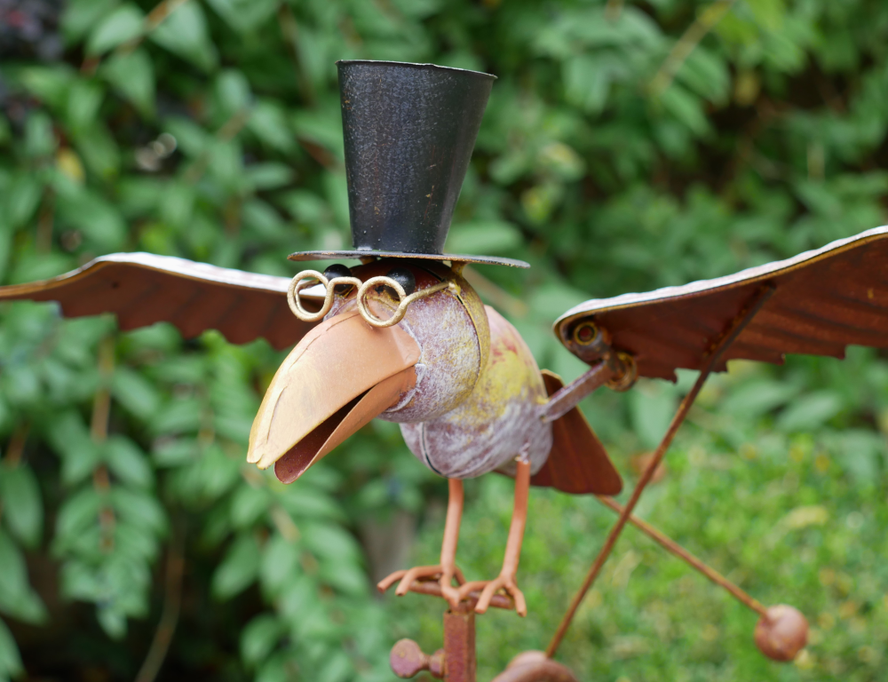 Mobile d'oiseaux avec chapeau et lunettes entièrement en métal. Belle décoration en mouvement pour votre extérieur. Vous trouverez le même oiseau en statuette sur ce site avec la référence : DDE4349