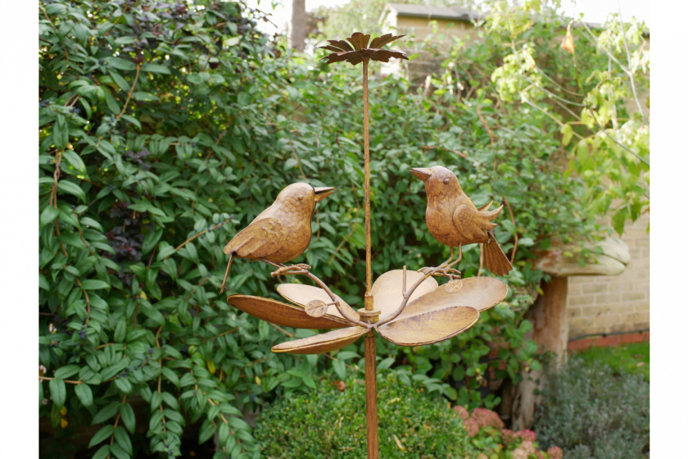 Décoration d'extérieur avec deux oiseaux, branches et feuilles, qui tournent avec le vent. Belle décoration pour votre jardin entièrement en métal avec une finition vieillie.