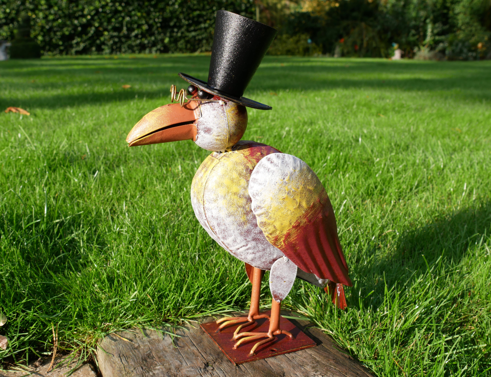 Oiseaux de décoration avec son chapeau et ses lunettes. Cette statuette est entièrement en métal et peu être utilisée en extérieur comme à l'intérieur. Vous trouverez sur ce site le même oiseaux sur un mobile avec la référence : DDE7249 