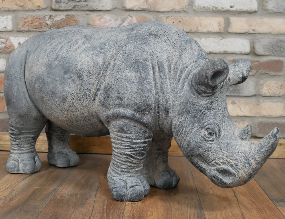 Grande statue d'un rhinocéros en résine très réaliste. Ce Rhinocéros est idéal pour un agencement tendance, il apportera une touche d'originalité à votre décoration. Vous pouvez placer cette statue dans votre salon, sur la terrasse ou votre extérieur. 