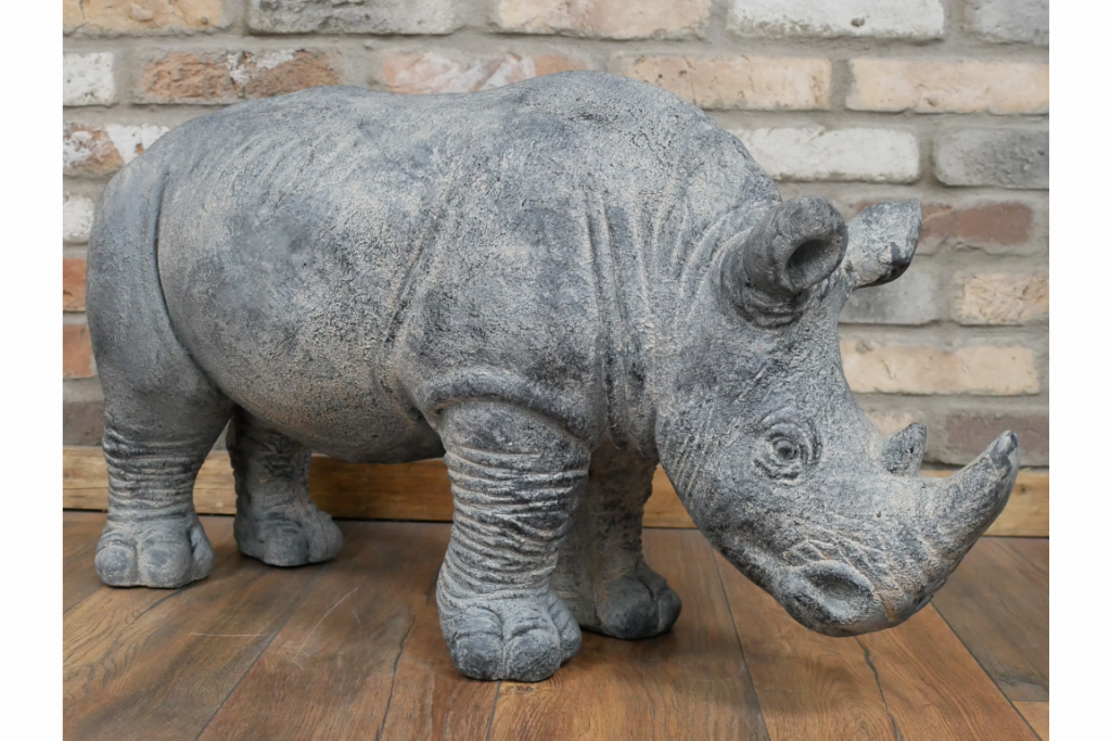 Grande statue d'un rhinocéros en résine très réaliste. Ce Rhinocéros est idéal pour un agencement tendance, il apportera une touche d'originalité à votre décoration. Vous pouvez placer cette statue dans votre salon, sur la terrasse ou votre extérieur. 