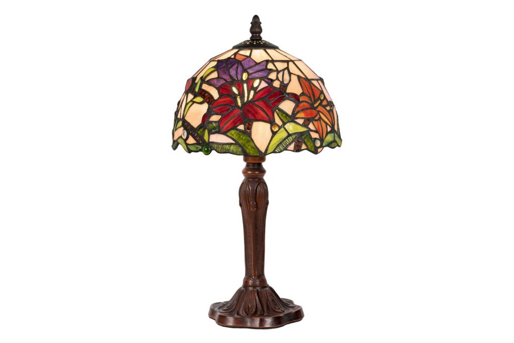 Petite lampe style Tiffany décor floral et feuilles. Le bord de chaque morceaux de verre est entouré d’une fine feuille de cuivre et soudé à l’étain pour l’assemblage de l’abat-jour. Dans ce même décor, vous trouverez d’autres luminaires assortis.