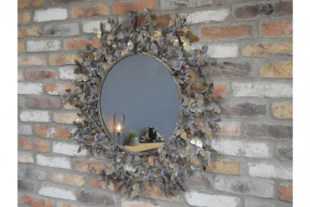 Miroir mural avec un décor de papillons. Ce miroir rond, en métal, finition vieillie très décoratif, ornementé avec des centaines de papillons donne à votre intérieur un objet singulier qui suscitera la curiosité de vos invités.