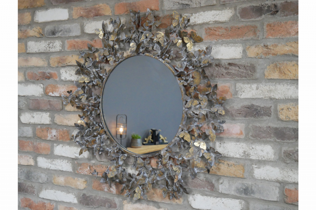 Miroir mural avec un décor de papillons. Ce miroir rond, en métal, finition vieillie très décoratif, ornementé avec des centaines de papillons donne à votre intérieur un objet singulier qui suscitera la curiosité de vos invités.