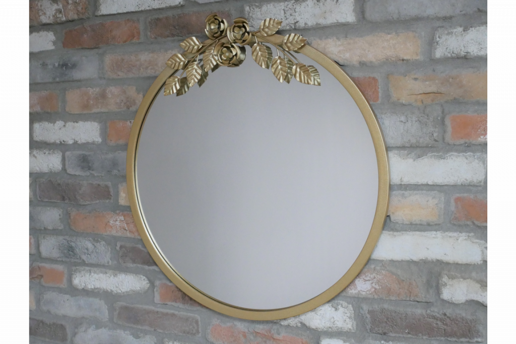 Miroir mural rond en métal finition dorée avec un décor de feuilles et fleurs. Un miroir sobre et chic qui s'accorde facilement avec d'autre style de décoration. 