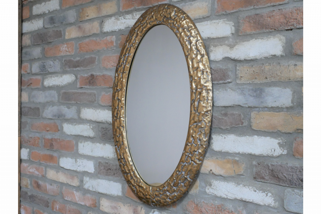 Miroir mural ovale en métal façon ancien. Joli miroir avec une finition dorée vieillie dans un style brocante. Vous trouverez sur ce site un autre miroir mural en forme de soleil avec la même finition.