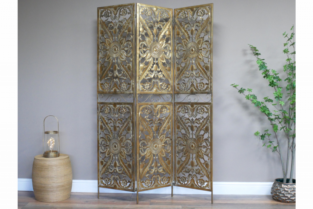 Paravent en métal doré finition vieillie. Ce paravent très décoratif est pourvu de six panneaux ajourés avec un décor de fleurs et feuilles. Une touche romantique pour embellir votre intérieur. 